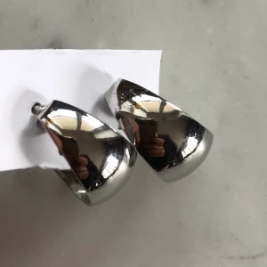 Örhängen silver - Söta simpla örhängen, jättesnygga till alla möjliga kläder. Aldrig använda och i superfint skick. Frakt betalas av köparen ✨✨