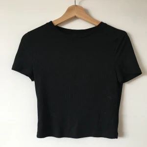 New Look crop top stl 36 - Crop top från New look som passar till allt! Inköpt för längesen och måste tyvärr sälja nu pga för liten :(( Enast använd ett fåtal ggr och fortfarande i fint skick! Frakt tillkommer💓