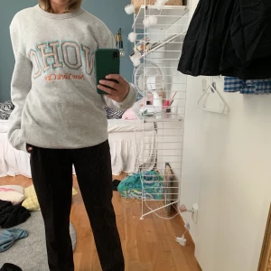 Grå Sweatshirt från hm man - Jättefin och knappt använd sweatshirt från hm man. Storlek xs men sitter oversized då det är man storlek. Säljer pga får ingen användning av plagget. Säljer för 100kr + frakt