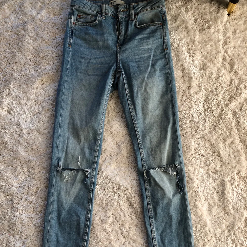 Ljusblåa jeans från Ginatricot. 50kr+ frakt, först i kvarn eller högsta bud. . Jeans & Byxor.