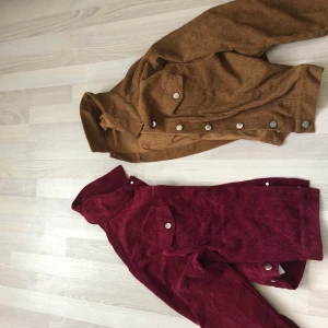 Manchesterjacka  - Jackor i Manchester material från Bohoo, använda Max 3 gånger så fint skick! Köparen står för frakt!