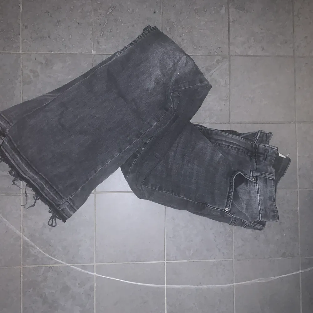 Skiiitsnygga bootcut jeans med ruffig kant längst ned i en perfekt grå färg från Gina Tricot. Strl är M men skulle säga att den är mer åt S hållet. Superstretchigt tyg. Pris exkl frakt. Jeans & Byxor.