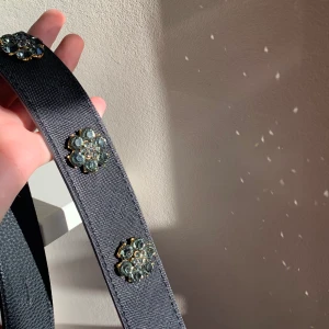 Väskband - sött väskband med kristall-liknande detaljer på banden från Guess!! nypris är ungefär 400 om jag minns rätt, och den är i princip oanvänd. frakten blir ca 20kr, dustbag medföljer🥰