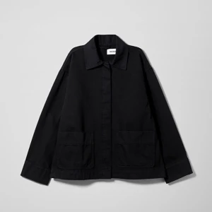 Weekday jacka - Jacka från Weekday, använd endast en säsong så i väldigt bra skick. Köpt ny för 600kr. Perfekt höstjacka! Obs! Första bilden är inte samma jacka men exakt samma modell. 