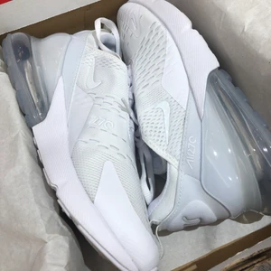 Nike 270 (Vita)  - Helt oanvända Nike 270 skor. Säljer de pågrund av fel storlek och har aldrig tagit på mig de utomhus. Ordinarie pris: 1600kr. Fler bilder om man vill det. Kartong och påse ingår
