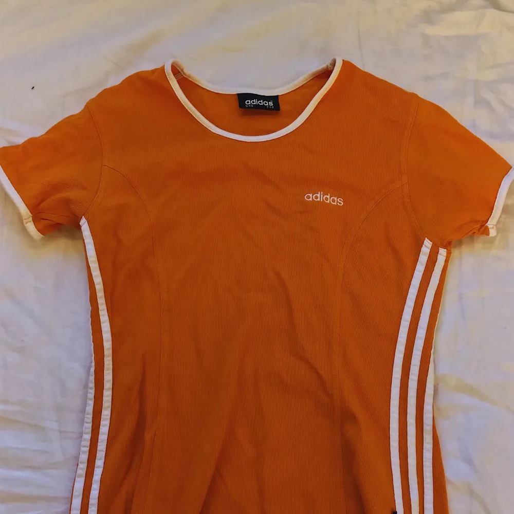 orange (ljusare än på bilden) vintage adidas t-shirt i bra skick storlek 40/42 men skulle passa xs-l beroende hur du vill at den ska sitta 🌸 frakt 42kr eller möts upp, samfraktar gärna så kika mina andra annonser!! . T-shirts.