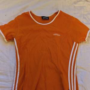 orange (ljusare än på bilden) vintage adidas t-shirt i bra skick storlek 40/42 men skulle passa xs-l beroende hur du vill at den ska sitta 🌸 frakt 42kr eller möts upp, samfraktar gärna så kika mina andra annonser!! 