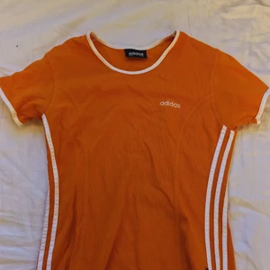 adidas t-shirt - orange (ljusare än på bilden) vintage adidas t-shirt i bra skick storlek 40/42 men skulle passa xs-l beroende hur du vill at den ska sitta 🌸 frakt 42kr eller möts upp, samfraktar gärna så kika mina andra annonser!! 