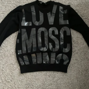 Mochino love crewneck  - Tjena, säljer en fet mochino tröja, storlek S passar S/M, skicket är 9,5/10, nypris 3000, digitalt kvitto finns utskrivet 🙌🏼