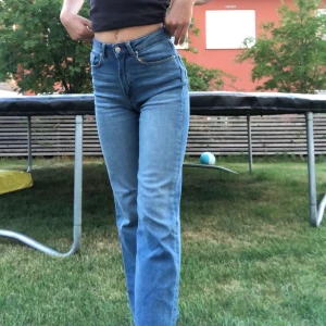 Vida jeans - Supersnygga blåa vida jeans i bra skick. Passar till allt och sitter riktigt bra både där bak och fram. Skriv för fler bilder eller frågor🥰
