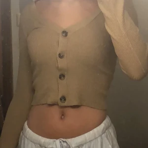 Jättefin topp ifrån h&m!  - En jättefin tröja ifrån h&m! Så bra kvalité pluss att jag nästan aldrig använt denna! 