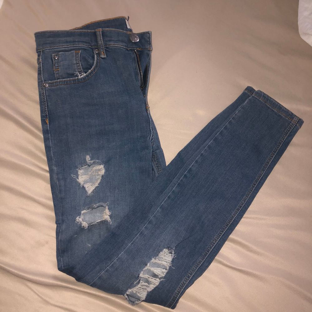 Slitna jeans från river island i bra skick! Storlek 12 passar 38. 💗. Jeans & Byxor.