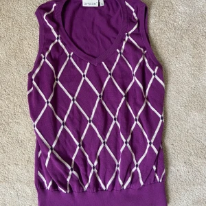 Stickad väst - Super cool och unik väst, köpt på second hand. Det står att det är storlek XL men den sitter bra som oversize på mig som är s. Väldigt stretchig så passar allt från s-xl