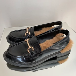 Loafers - Jättefina loafers med fuskpäls inuti som tyvärr inte kommer till användning. I bra skick! Säljes för 150kr.