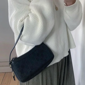 Gucci väska - En liten svart Gucci handväska (äkta) som passar till alla outfits! Pris kan alltid diskuteras. Vill ni ha fler bilder är de bara att hojta!💕