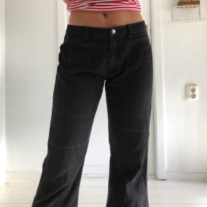 manchesterbyxor - Lågmidjade manchesterbyxor, passar mig som är 160 cm. Utsvängda💘