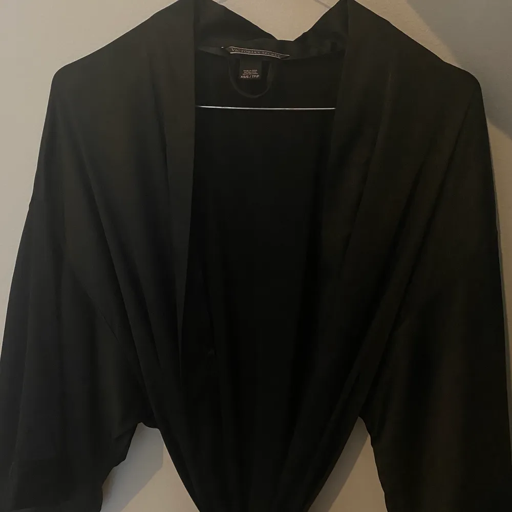 Jätte fin satin kimono morgonrock från victoria’s secret. Använd Max 1 gång så jätte fint skick. Köpt för ca 700-800kr . Övrigt.