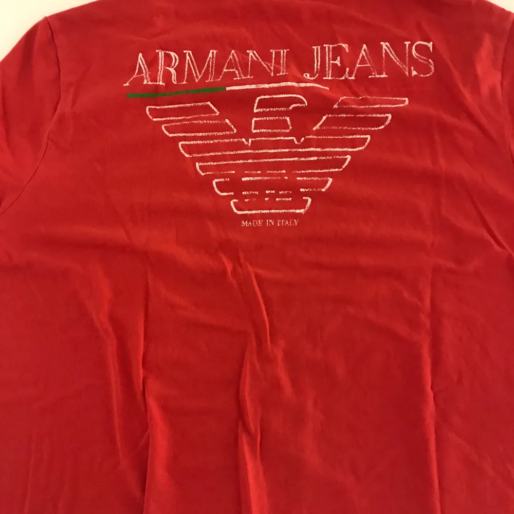 Röd Armani t-shirt köpt i Prag inne på självaste Armani Jeans butiken! Galet kap av dig som köper den. T-shirts.