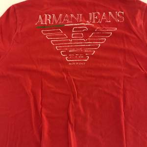 Röd Armani t-shirt köpt i Prag inne på självaste Armani Jeans butiken! Galet kap av dig som köper den