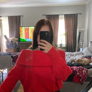 Stor stickad  - Off shoulder tröja stickad! Storlek S men väldigt oversized. Jättemysig! Aldrig använt, bara provat den!