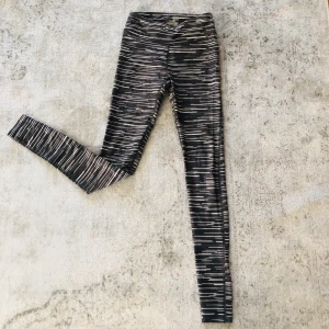 Träningstights i strl XS - Supersköna träningstights i storlek XS. Sitter bra i midjan. Säljes för 120kr+ frakt