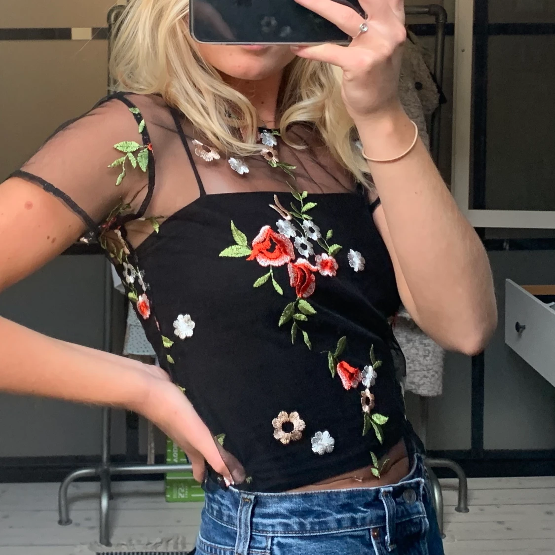 Transparent topp med blommiga detaljer