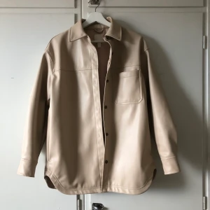 Intressekoll jacka - INTRESSEKOLL!! jättefin beige skinnjacka från hm köpt i februari så alltså inte jätteanvänd. funderar på att sälja då jag har en i annan färg. jackan passar till det mesta och funkar att ha på vinter, höst och tidig vår. hör av dig med bud vid intresse 🥰