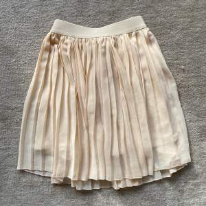 Fin laxrosa plisserad kjol i strl S från Nakd💓 frakt ingår ej