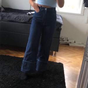 Jeans från weekday, modell ”Slack”. Väldigt högmidjade och endast använda några gånger. Storlek 26. 