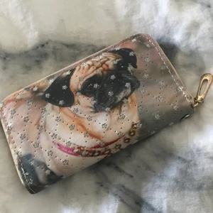 Plånbok  - En super fin plånbok med en hund (bulldog) på, Endast andvänd ett fåtal gångar. Med glittriga stjärnor på