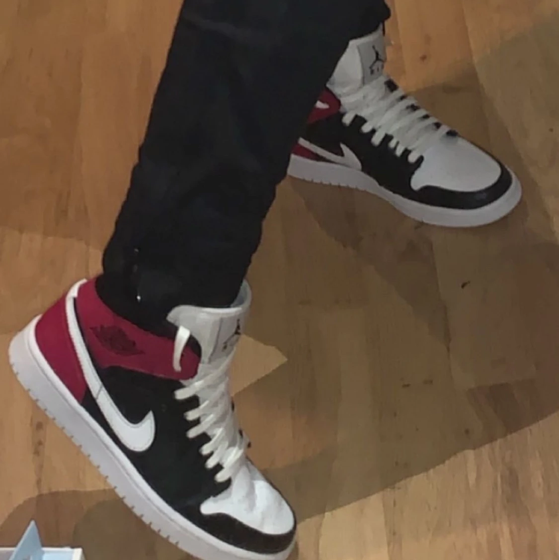 Jordans 1 mid, black/red