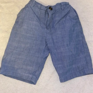 Snygga finshorts stl 140 - Snygga shorts i stl 140 från H&M. Sparsamt använda! Fint skick.