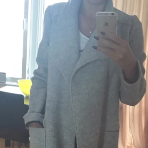  - Zara kappa ,oanvänd. finns just nu i butiken o kostar 999kr
