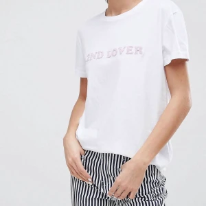 2nd day t-shirt - Vit t-shirt i storlek S från 2nd day med 3D-tryck. Använd en gång så mycket bra skick! Orginalpris 800kr