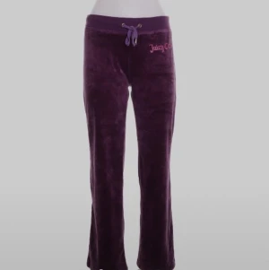 Juicy couture mjukisbyxor - Jättefina mjukisbyxor från juicy couture i ba skick Det står att den är storleken XL men jag skulle säga att dom är en liten M:) 44kr frakt