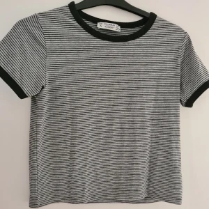 Randig tröja. - Tröja från PULL&BEAR i storlek S. Är i fint skick. Köparen står för frakten.