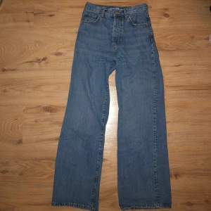 blåa vida jeans - blåa jättefina vida jeans från BikBok i storlek xs. säljer för att dem har blivit för små så kan tyvärr inte använda de mer men ändå i bra skick. köparen står för frakt. 