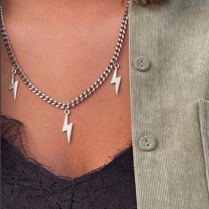 Blixt halsband - Säljer d hör fina blixt halsbandet, köpt från oas Jewellery💕🥰