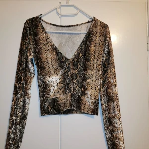 Festlig sammet tröja stl S  - Använder ej, stl S, fint skick. Öppen för byten, köparen står för frakten. 