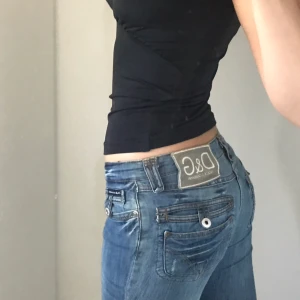 Dolce & Gabbana jeans - Sjukt najs dolce & Gabbana jeans köpta på 2000-talet som typ legat i vår källare sen dess, storlek w25 och jag på bilden är 170😊