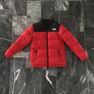 The North Face junior jacka  - Oversized The North Face jacka som är sparsamt använd. Inga hål eller fläckar. Storlek 14/16år. Köptes för 1200kr. Ställ frågor och buda i kommentarerna! Budgivningen avslutad!