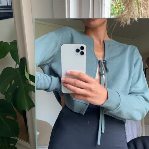 Tröja med snörning  - Säljer denna tröja som jag själv klippt och satt på band på, men den har inte kommit till användning! Frakt på 69kr tillkommer 