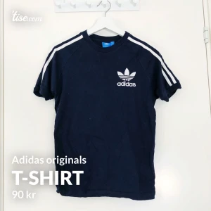 Adidas T-shirt  - T-shirt från Adidas Originals i bra skick! Storlek 34.  Frakt på 44kr tillkommer 📦