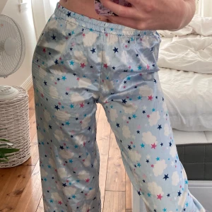 super fina och sköna byxor!! - säljer dessa super söta pyjamasbyxor!! går att använda som vanliga byxor också!! (det är ett hål i skrevet som självklart går att sy ihop men inget jag har orkat göra då jag ej använde de)💕💕👍🏼 FRAKTEN INGÅR I PRISET!