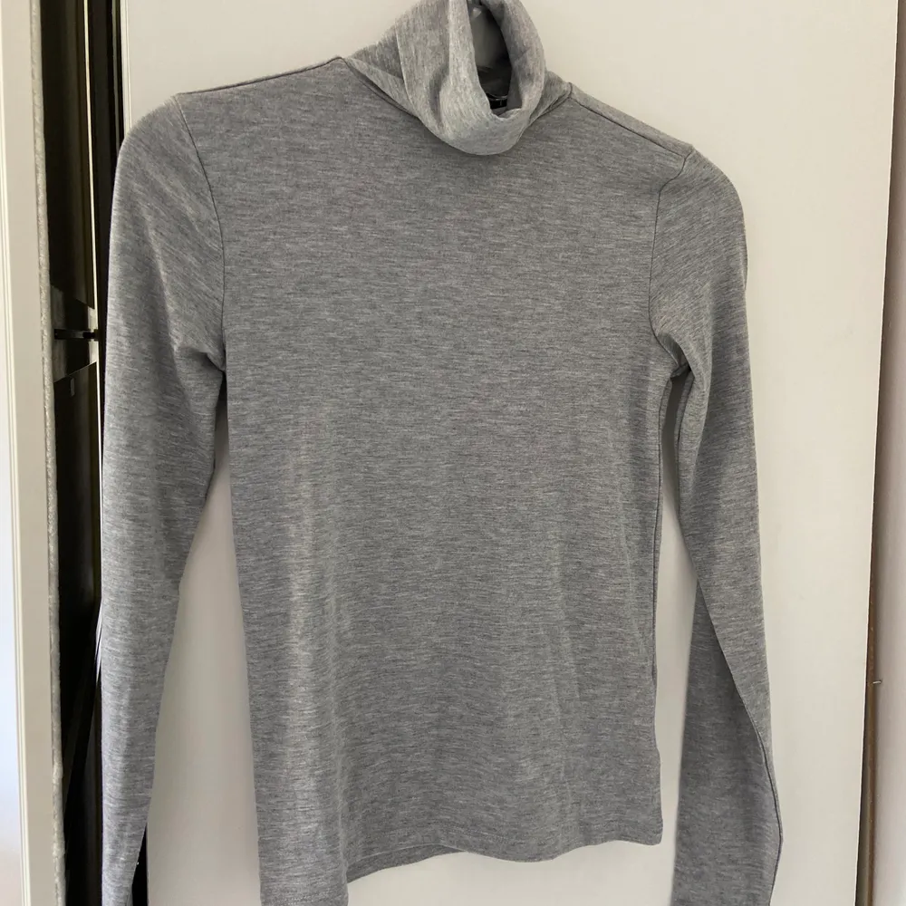 Highneck grå tröja! Köpt från NAKD. Aldrig använd. Stoelek XS✨✨. Tröjor & Koftor.