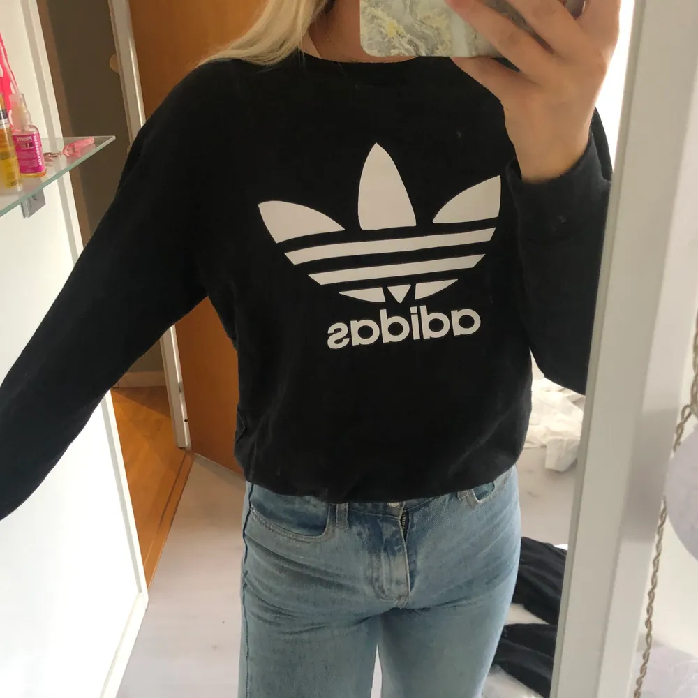 En adidas sweatshirt, köpt i london för 3 år sedan men knappt använd! Storlek S . Tröjor & Koftor.