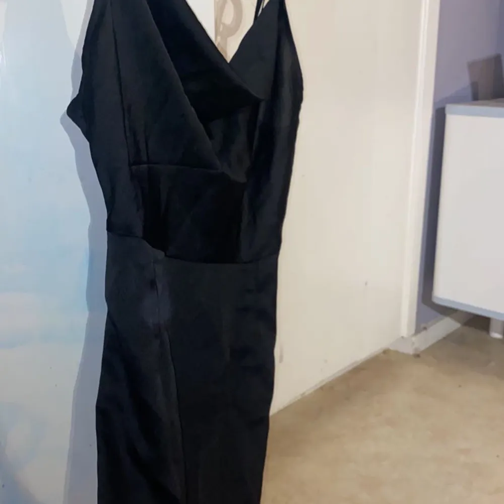 svart kort & tight klänning från prettylittlething i storlek 34 💙 använd 1 gång, säljs inte längre . Klänningar.