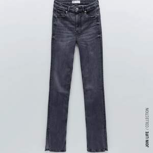 Superfina gråa jeans från zara med slits, köpta här på plick och säljer nu vidare pga att jag inte tyckte de passade min stil. Storlek 38 💕 pris kan diskuteras
