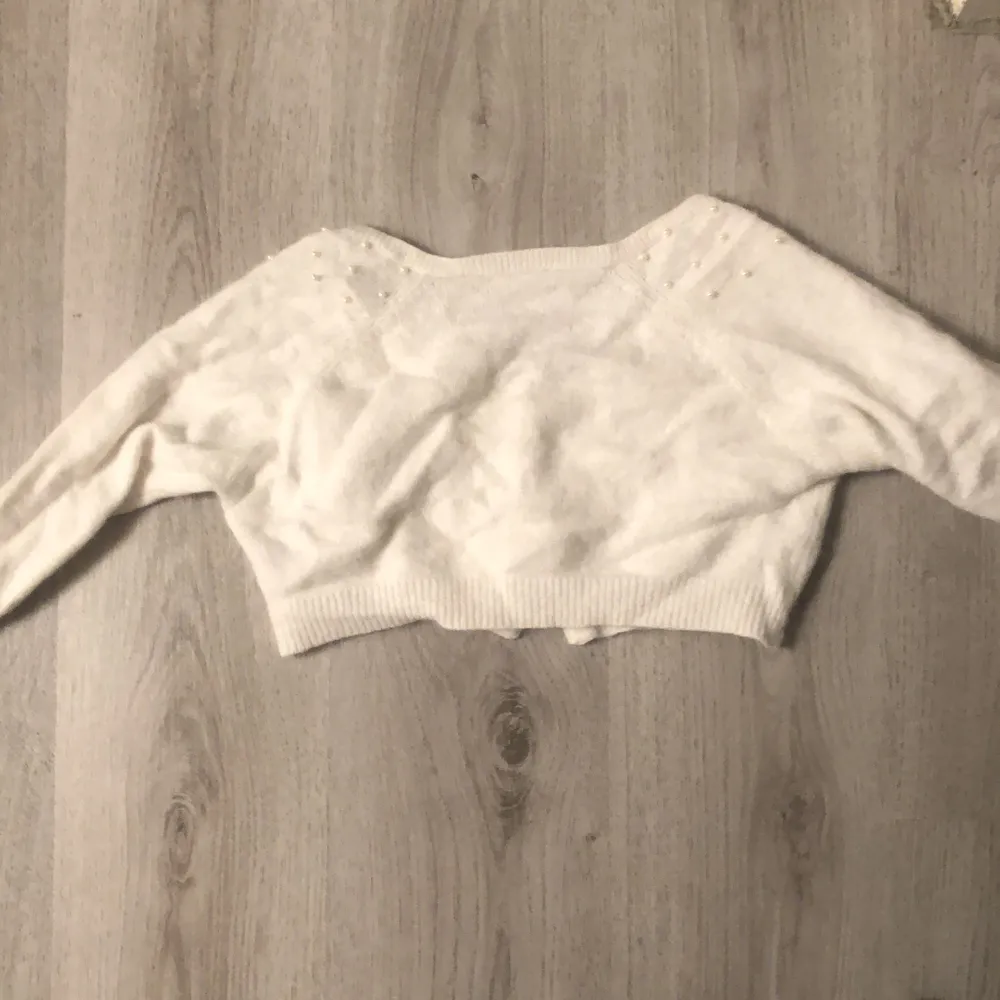 Cropped white cardigan very cute girly crop top/cardigan. Köparen står för frakten!!. Tröjor & Koftor.