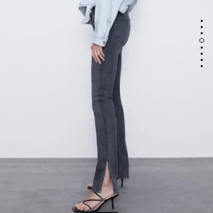 Jeans med slits - Intressekoll på dessa populära jeans från zara med slits! Supertrendiga o skitsnygga! Passar mig som har S/M. Ja är 158 o de e för långa för mig, så jag har klippt de ca 4cm, så de passar mest folk 158-168:) budet ligger på 160kr, avslutas 13/9 kl 20 BUDA I KOMMENTARER